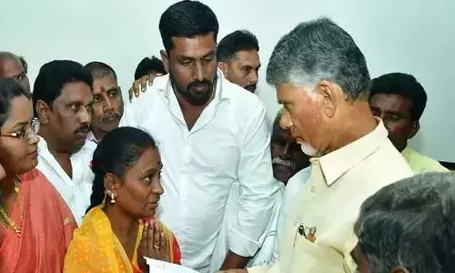 ఆమె కన్నీళ్లుతుడిచిన చంద్రబాబు