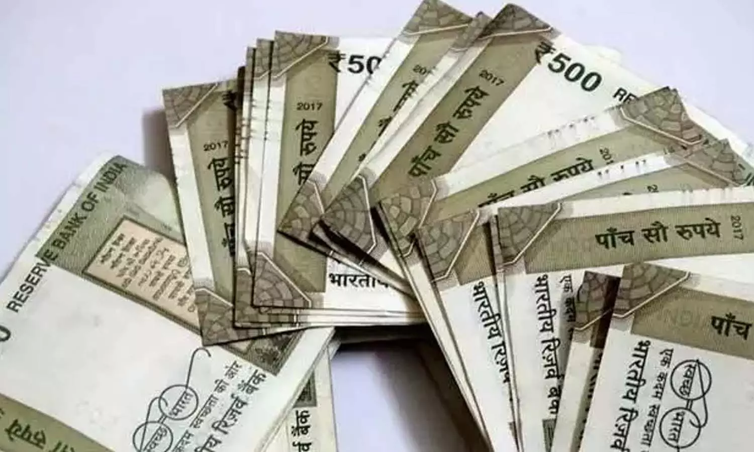 రోడ్డుపై రూ. 500 నోట్ల కలకలం