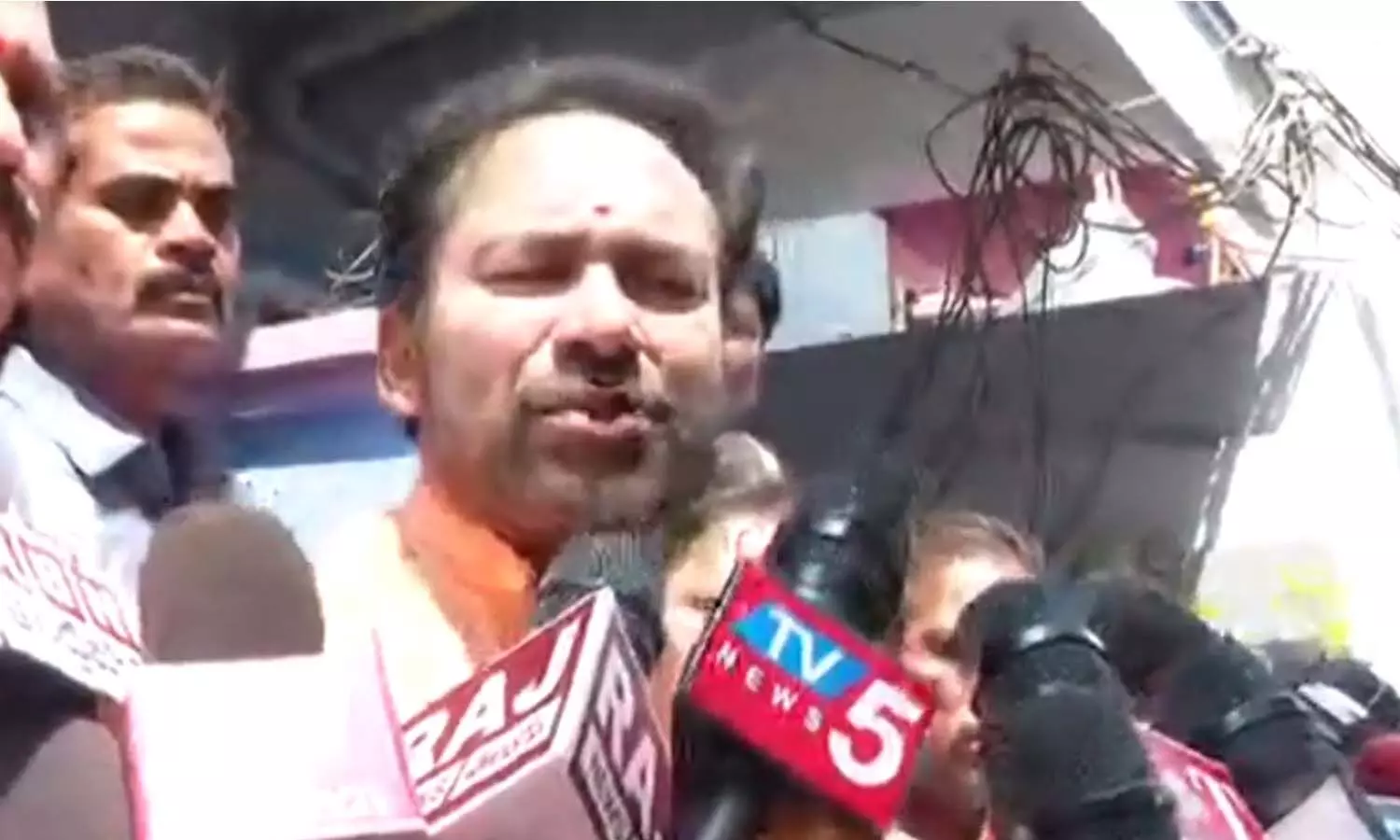 లక్ష చెక్కును అందచేసిన కిషన్‌రెడ్డి