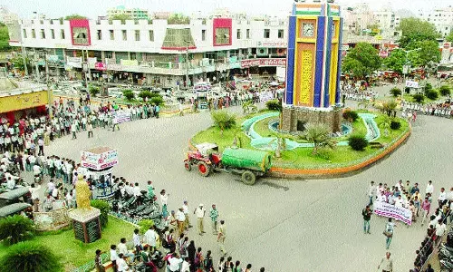 అనంతపురం క్లాక్‌టవర్ వద్ద టెన్షన్