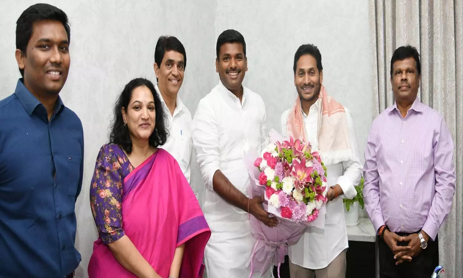 మంత్రులు, అధికారులకు జగన్ అభినందనలు