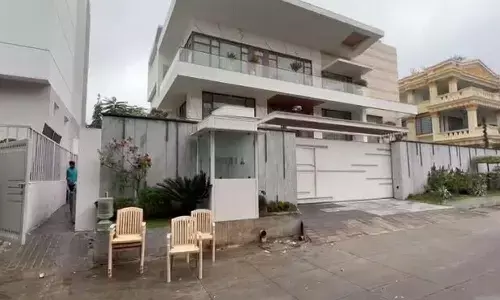 కవిత ఇంటి దారులు మూసివేత