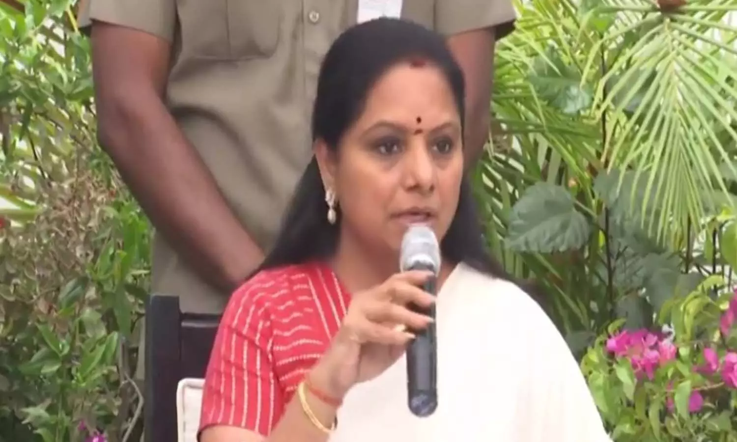 ఎమ్మెల్సీ కవితకు షాకిచ్చిన ఢిల్లీ పోలీసులు ఎమ్మెల్సీ కవితకు షాకిచ్చిన ఢిల్లీ పోలీసులు