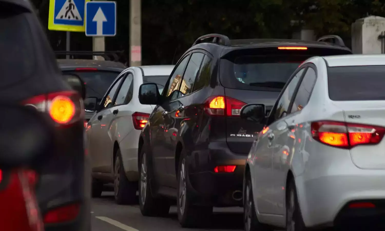 groom run away in traffic
