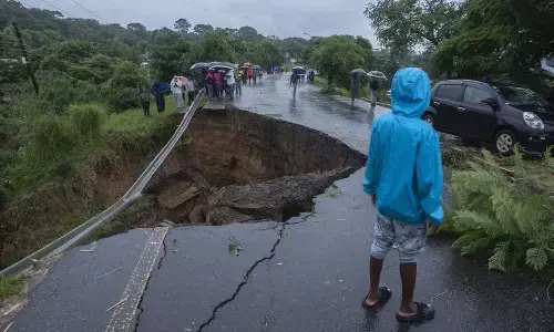 భారీ తుపాను : వందమందికి పైగా మృతి