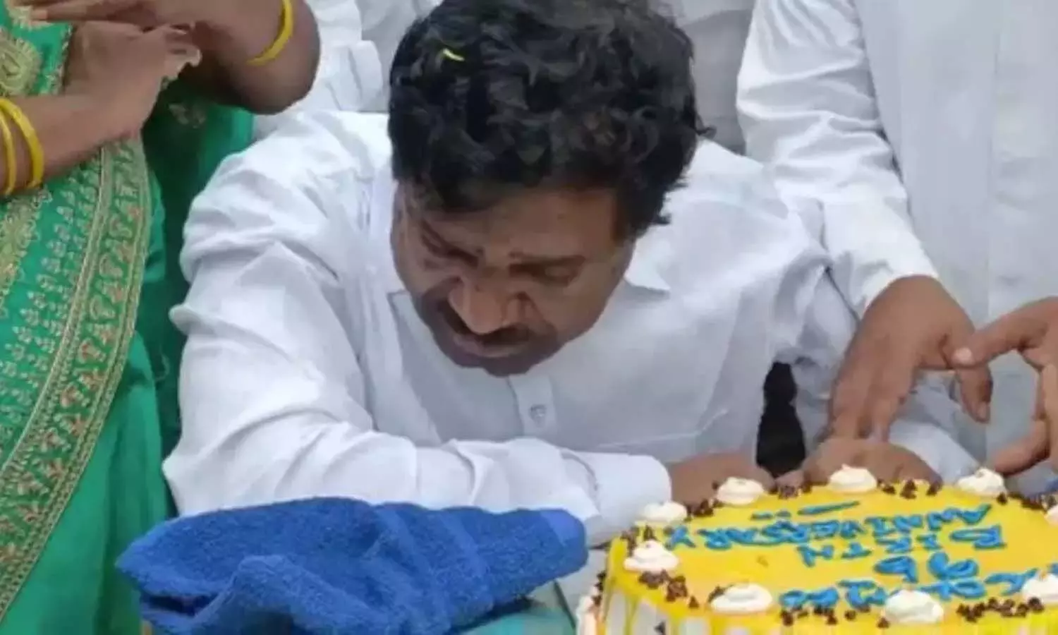 వెక్కివెక్కి ఏడ్చిన ఎమ్మెల్యే