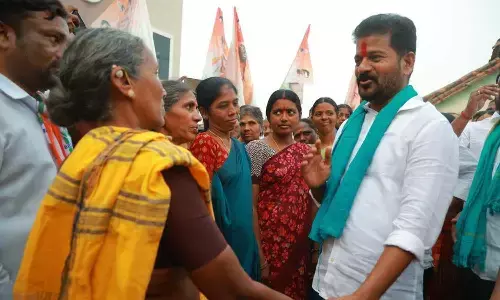 ప్రజాసమస్యలను తెలుసుకుంటూ