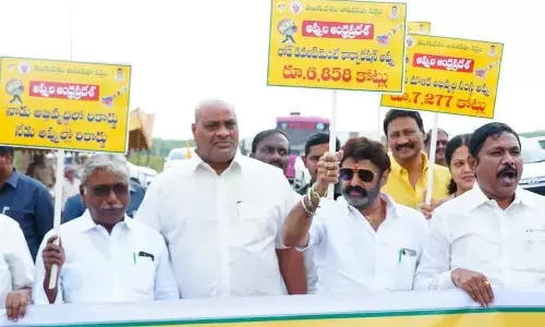 టీడీపీ ఎమ్మెల్యేల నిరసన