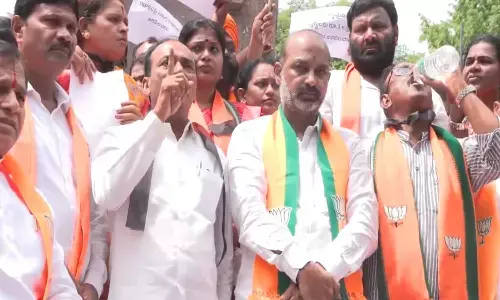 గన్‌పార్క్ వద్ద ఉద్రిక్తత : బండి దీక్ష