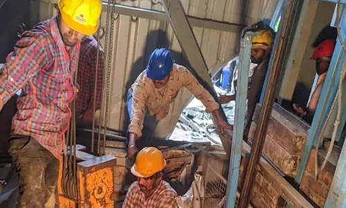 Breaking : లిఫ్ట్ తెగిపడి ఇద్దరు మృతి