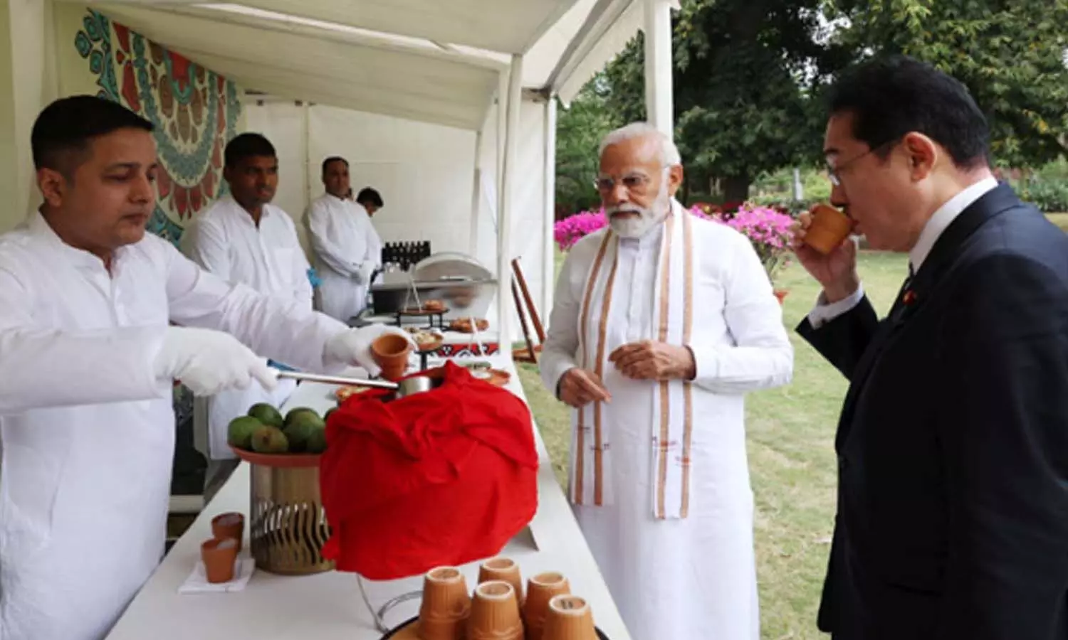 మోదీతో కలిసి పానీపూరీ తిన్న జపాన్ ప్రధాని