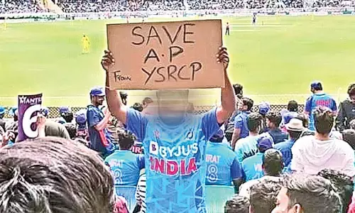 విశాఖ క్రికెట్ మ్యాచ్ లో ఓ వీరాభిమాని..?