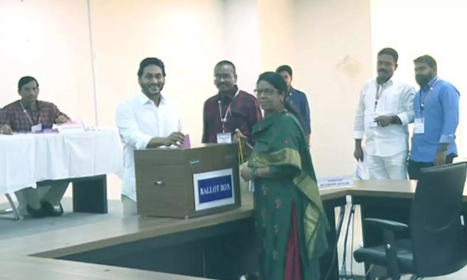 తొలి ఓటు వేసిన జగన్