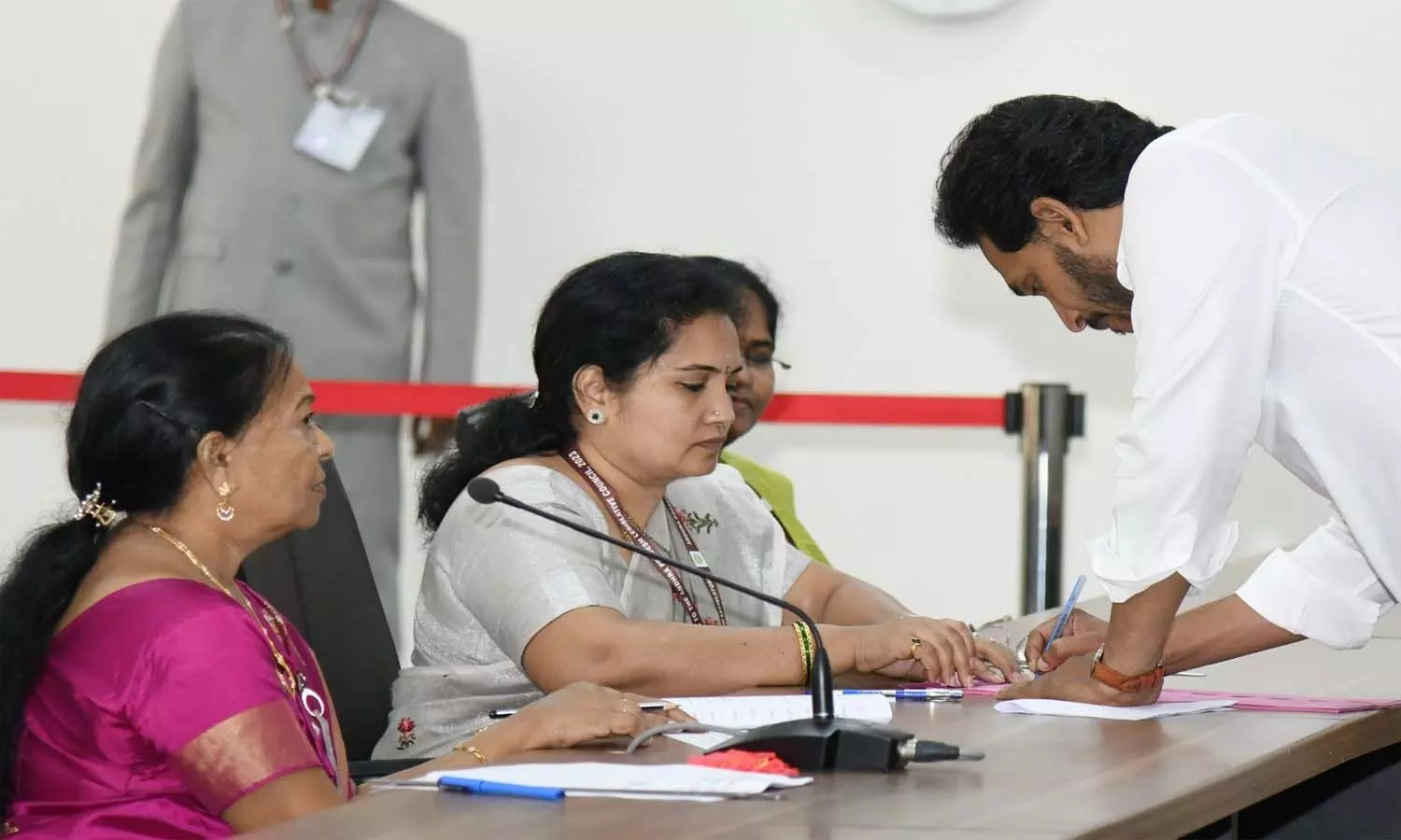 Big Breaking : జగన్‌కు మళ్లీ ఝలక్.. ఆ  ఇద్దరూ ఎవరు?