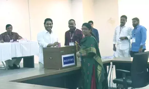 తొలి ఓటు వేసిన జగన్