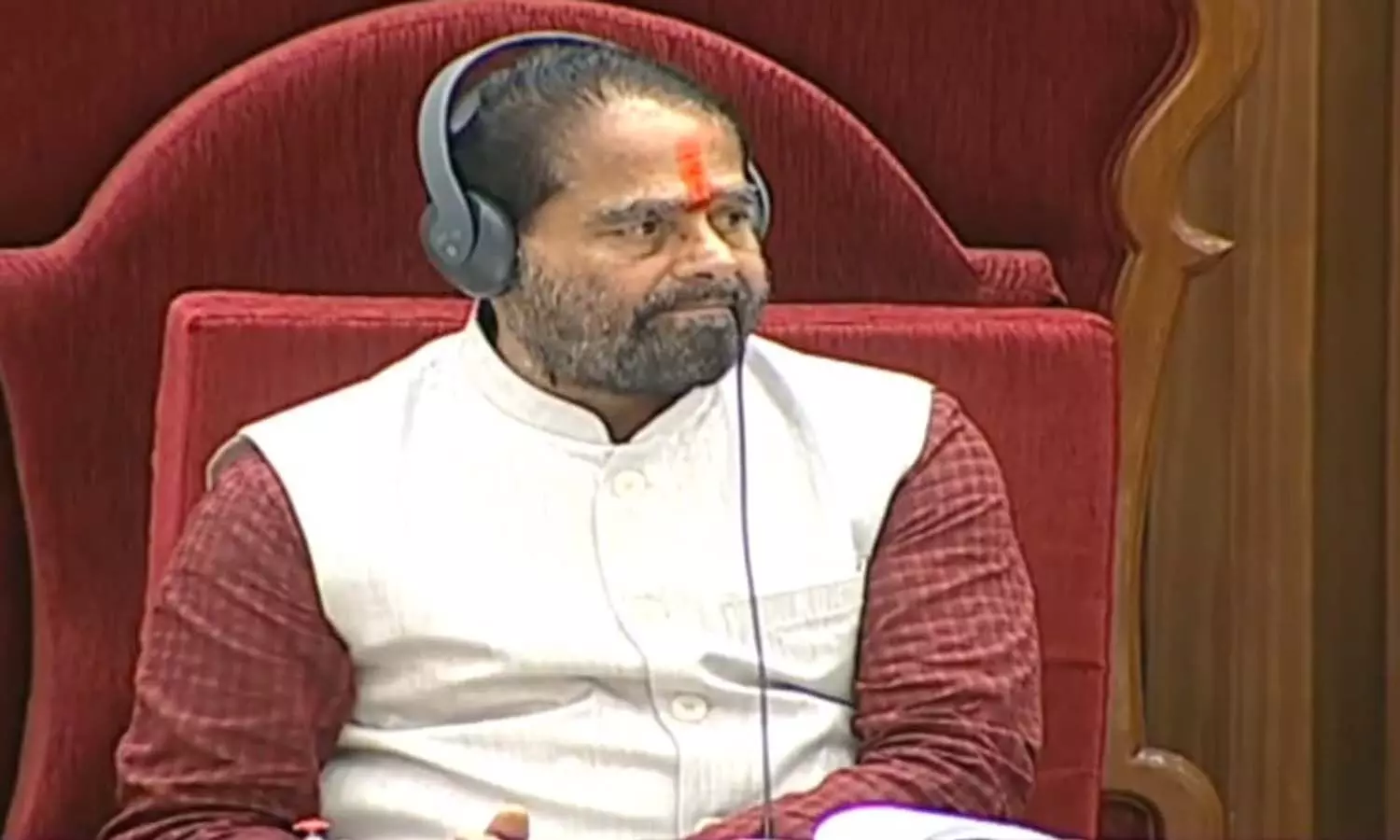 Breaking : టీడీపీ సభ్యుల సస్పెన్షన్