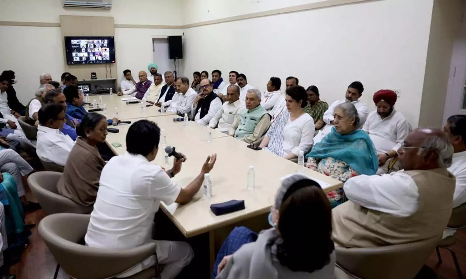 Breaking : మూకుమ్మడి రాజీనామాలు?