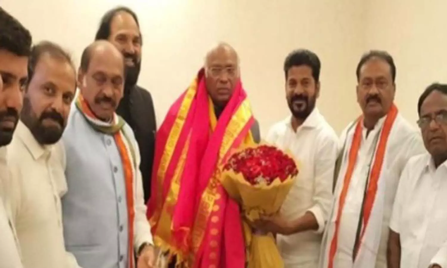 నేడు కాంగ్రెస్ నిరసన దీక్ష