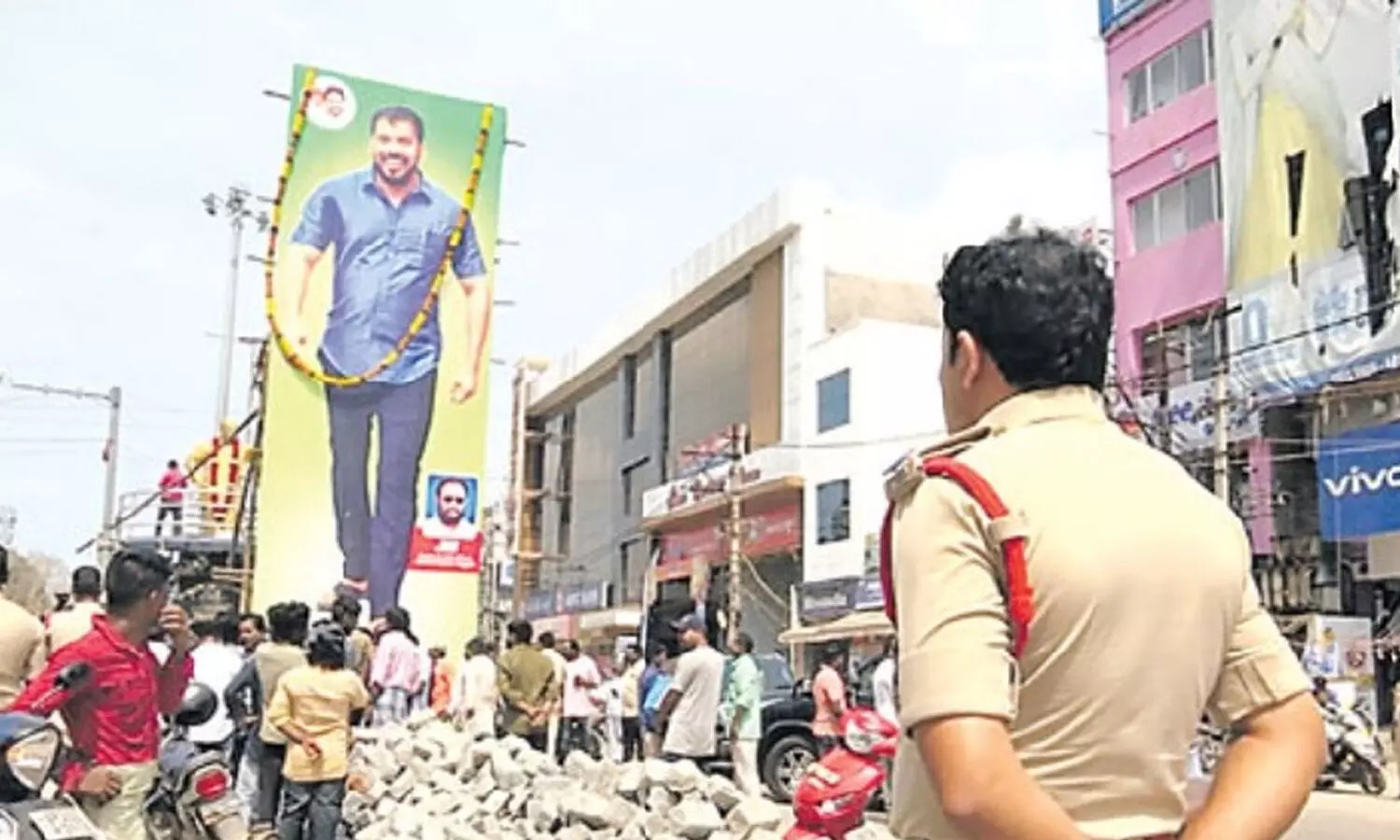 మాజీ మంత్రి కటౌట్ కు పోలీసుల పహారా మాజీ మంత్రి కటౌట్ కు పోలీసుల పహారా