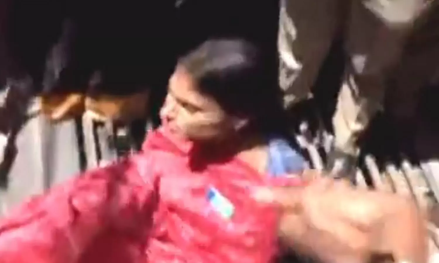 తోపులాటలో కిందపడిపోయిన షర్మిల తోపులాటలో కిందపడిపోయిన షర్మిల