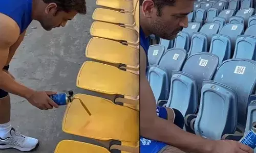 స్టేడియంలో కుర్చీలకు కలర్ వేస్తున్న ధోనీ