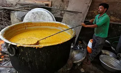 సాంబారులో పడి బాలుడికి గాయాలు