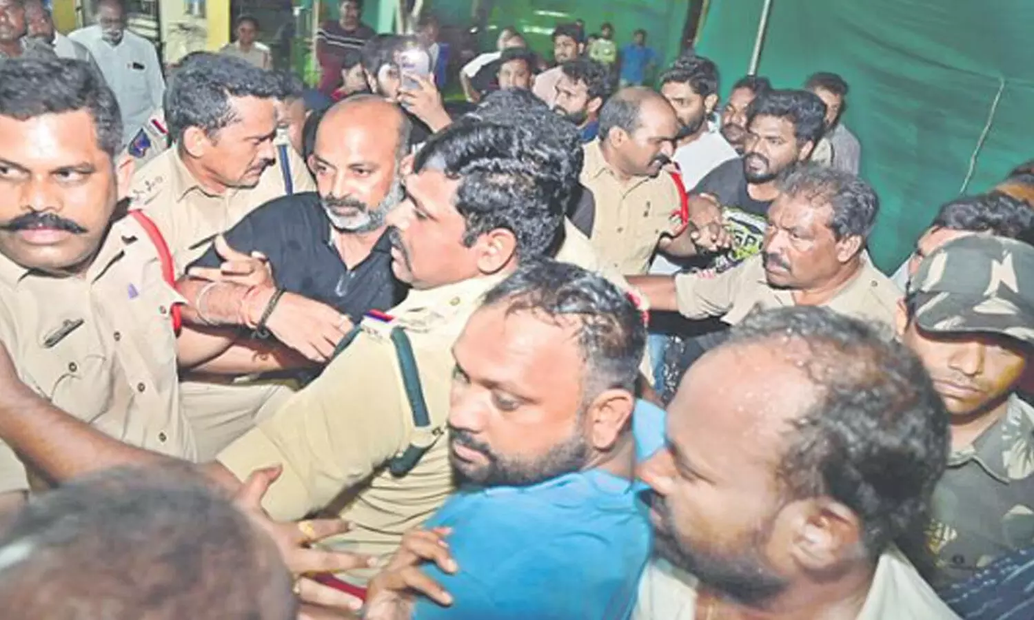 బండి సంజయ్ అరెస్ట్