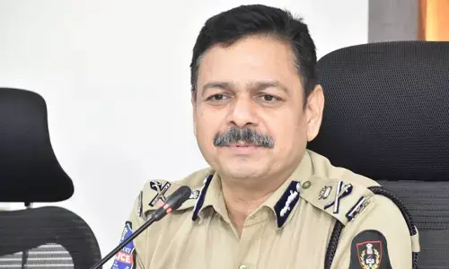 పోలీసు కమిషనర్‌ను అడ్డుకున్న మహిళ కానిస్టేబుల్