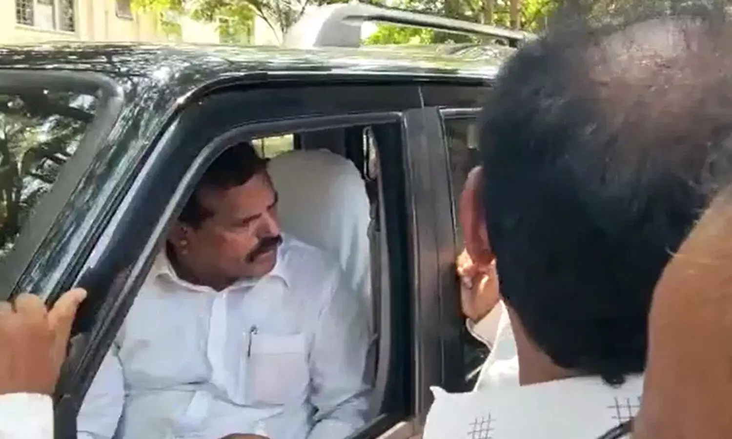 యూజ్‌ లెస్ ఫెలో అంటూ బొత్స