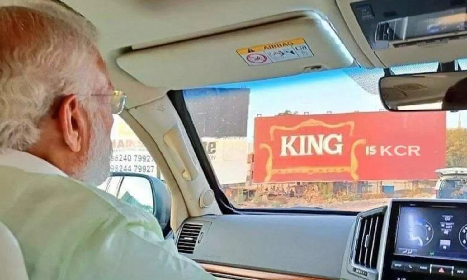 మోదీ ఎదుట కేసీఆర్ హోర్డింగ్