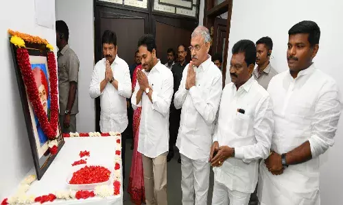 మహాత్మ జ్యోతిరావు పూలేకు ఘన నివాళులు