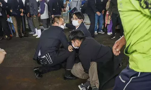 బాంబ్ బ్లాస్ట్ : పరుగులు తీసిన ప్రధాని