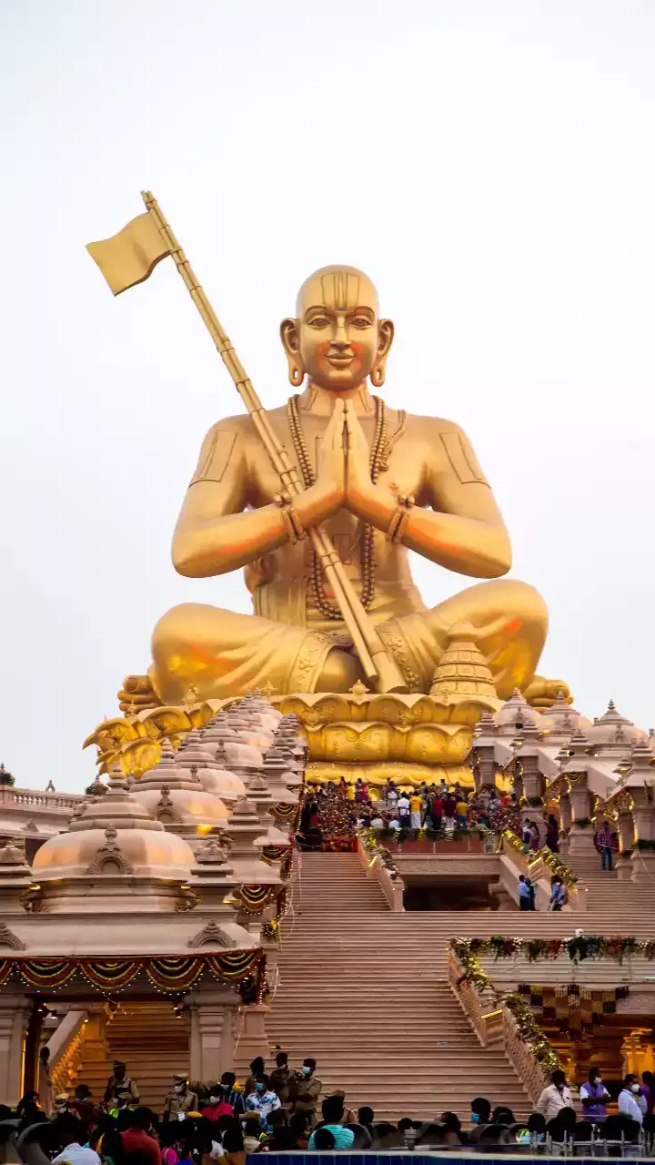 రెండు తెలుగు రాష్ట్రాల్లో ఎత్తైన విగ్రహాలు అందరినీ ఆకట్టుకుంటున్నాయి.