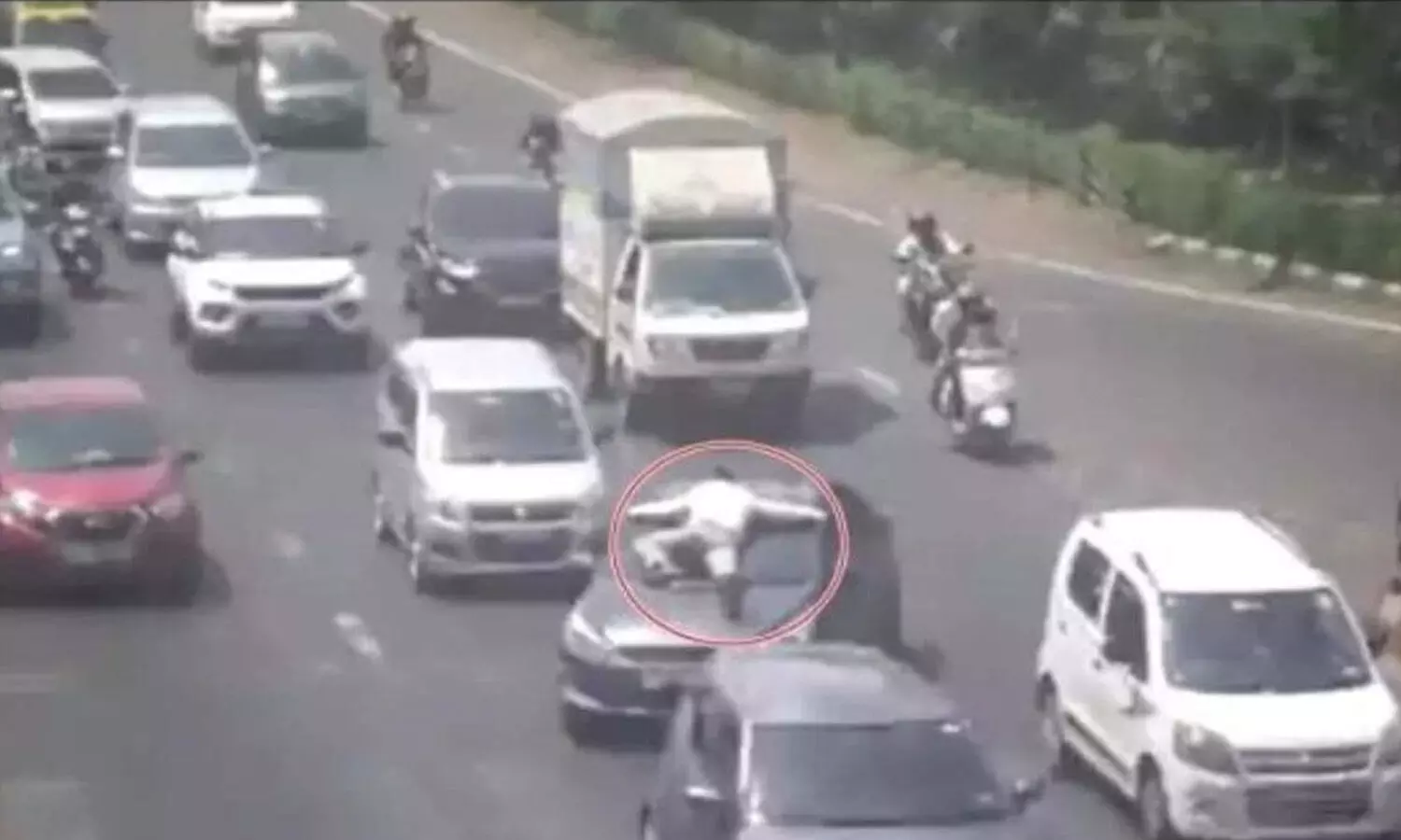 ఇరవై కిలోమీటర్లు కారు బ్యానెట్‌పైనే