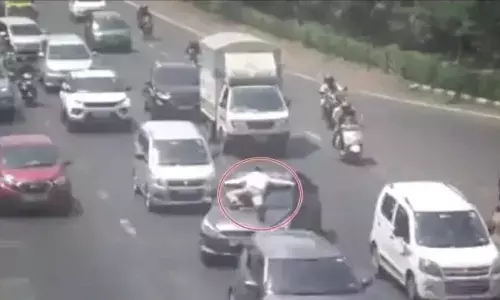 ఇరవై కిలోమీటర్లు కారు బ్యానెట్‌పైనే