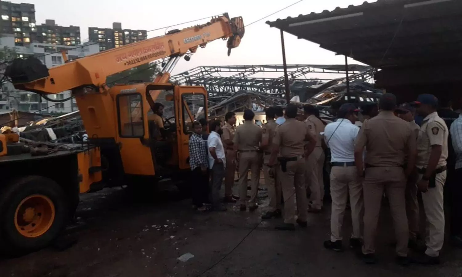 హోర్డింగ్ పడి ఐదుగురు మృతి