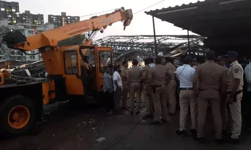 హోర్డింగ్ పడి ఐదుగురు మృతి