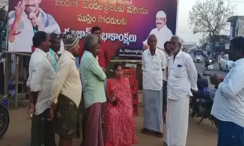 వైసీపీ నేతల మధ్య ఫ్లెక్సీల వివాదం