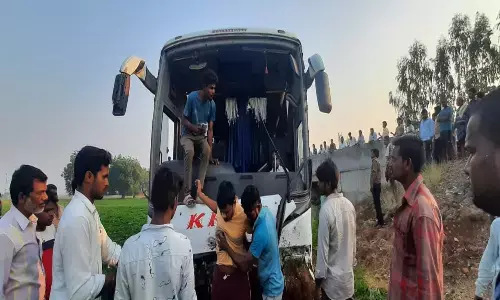 బస్సు ప్రమాదం : ఇద్దరి పరిస్థిితి విషమం