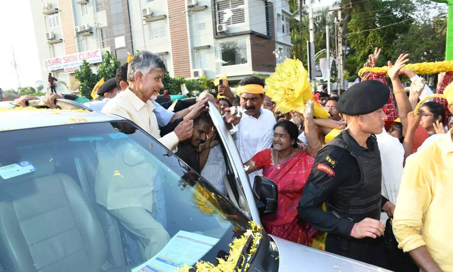 రాళ్లదాడి ఘటనపై ఆగ్రహం