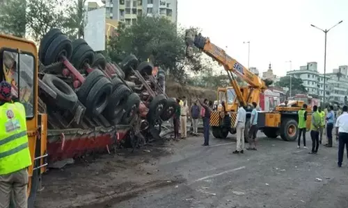 ఘోర రోడ్డు ప్రమాదం : నలుగురి మృతి