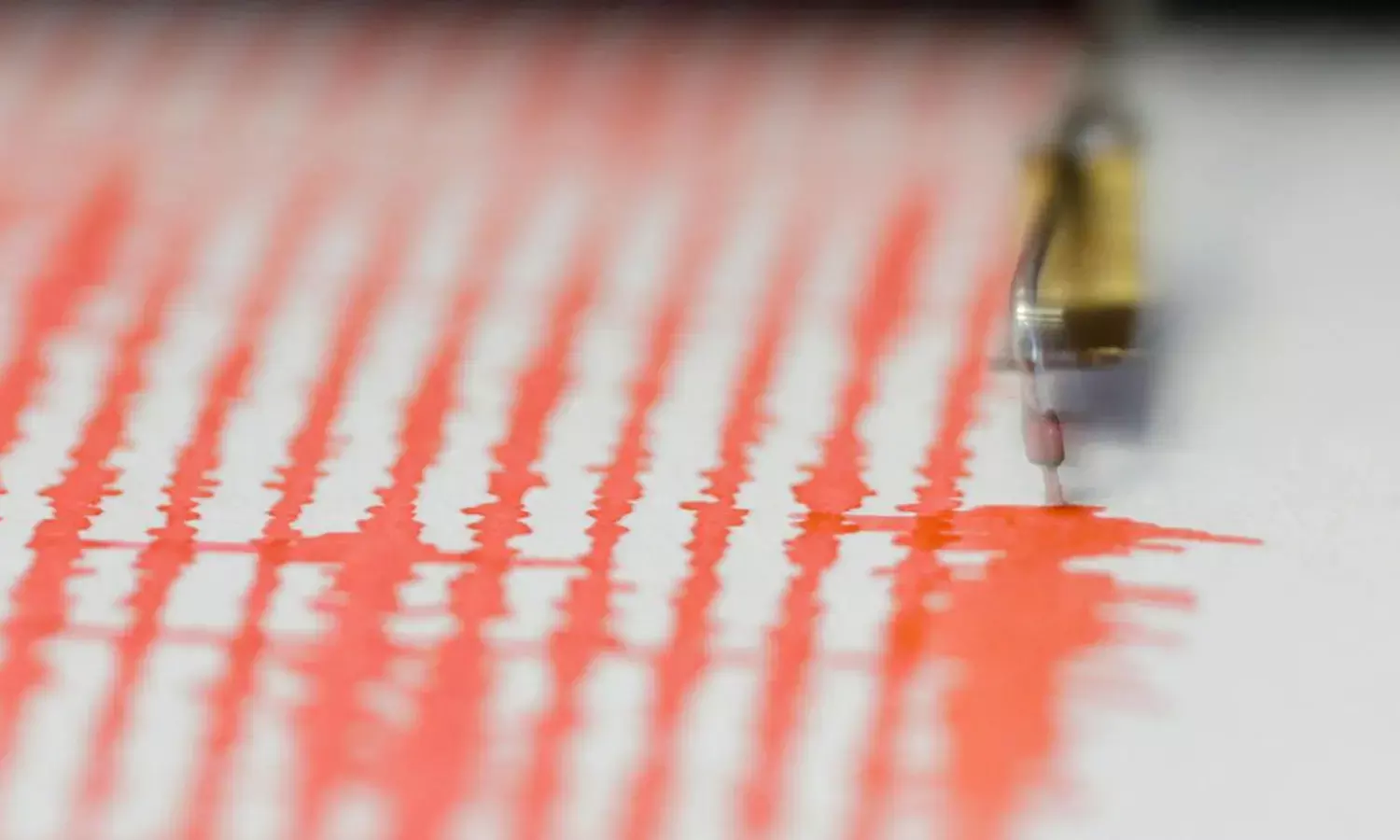 an earthquake occurred, people ran outside in panic, richtor scale 4.3, america