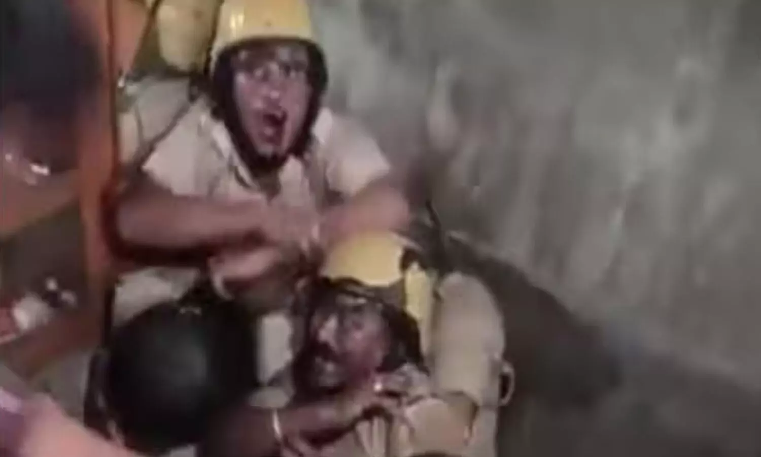 police beaten by mob, trunamool congress, west bengals kaliaganj