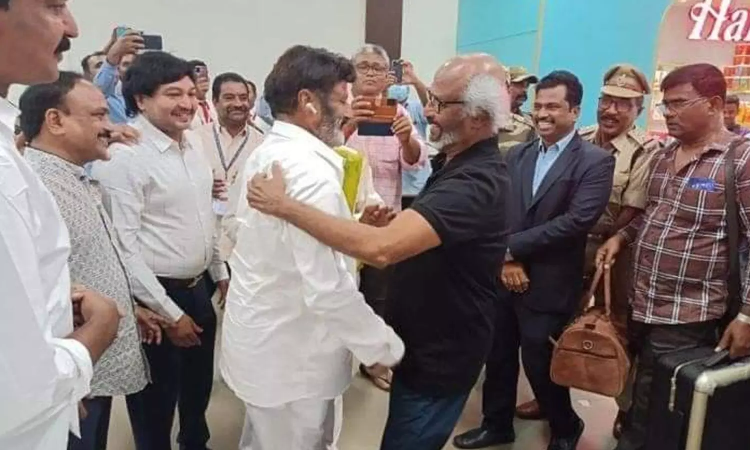 గన్నవరం చేరుకున్న రజనీకాంత్