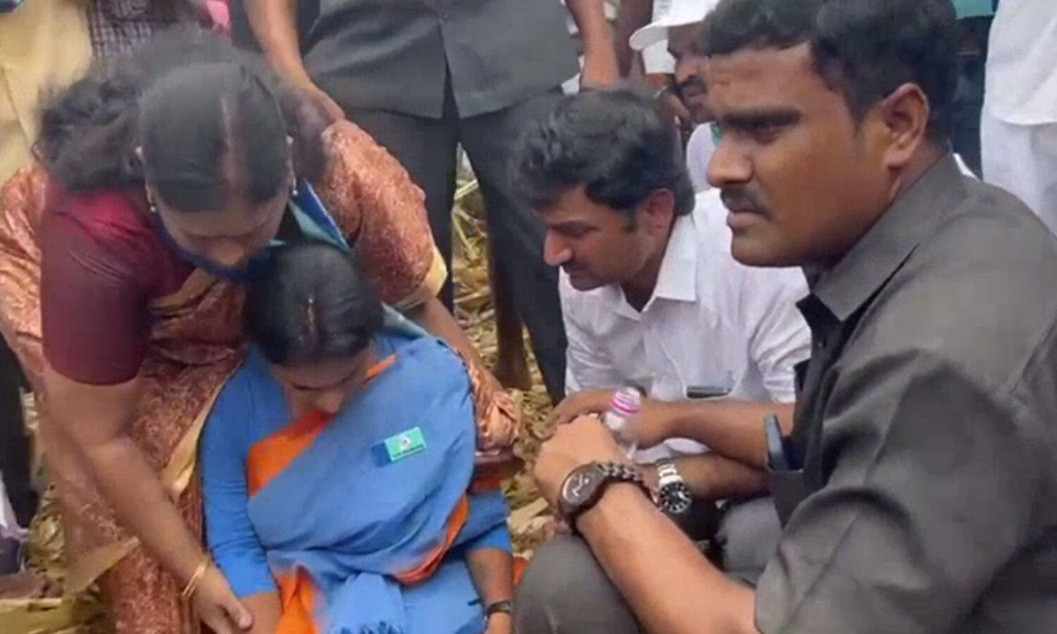 వైఎస్స్ షర్మిలకు అస్వస్థత | ysrtp chief ys sharmila fell ill. while  traveling in the khammam district, she fainted