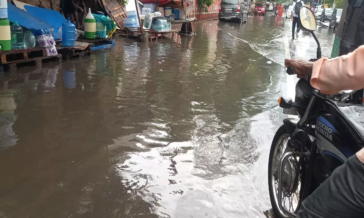 చినుకుపడితే.. బీసెంట్ రోడ్డు చినుకుపడితే.. బీసెంట్ రోడ్డు