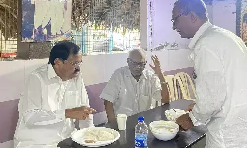 నేతి ఇడ్లీ కోసం వెంకయ్య నాయుడు