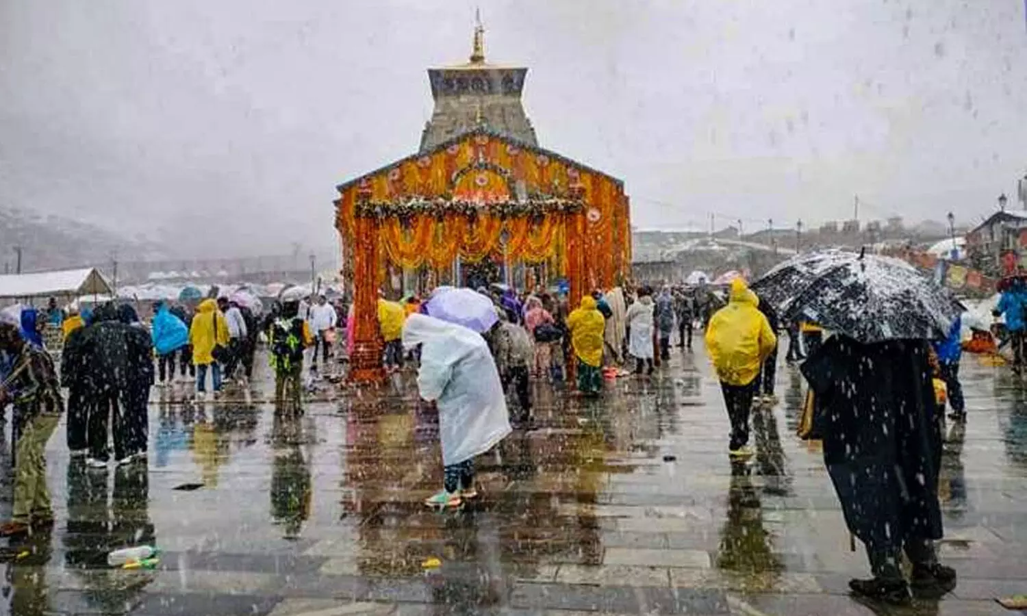 మంచుతుఫాను : చిక్కుకున్న యాత్రికులు