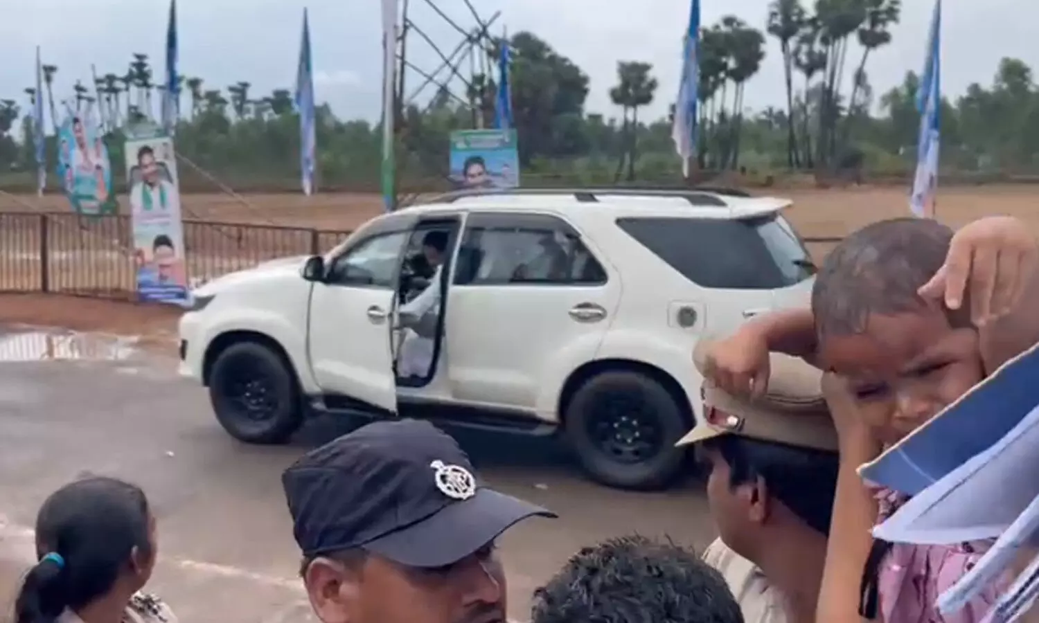 చిన్నారిని చూసి కారు దిగిన జగన్