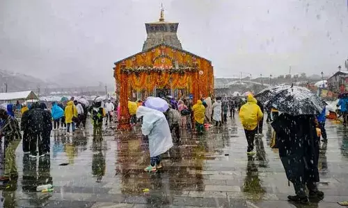 మంచుతుఫాను : చిక్కుకున్న యాత్రికులు